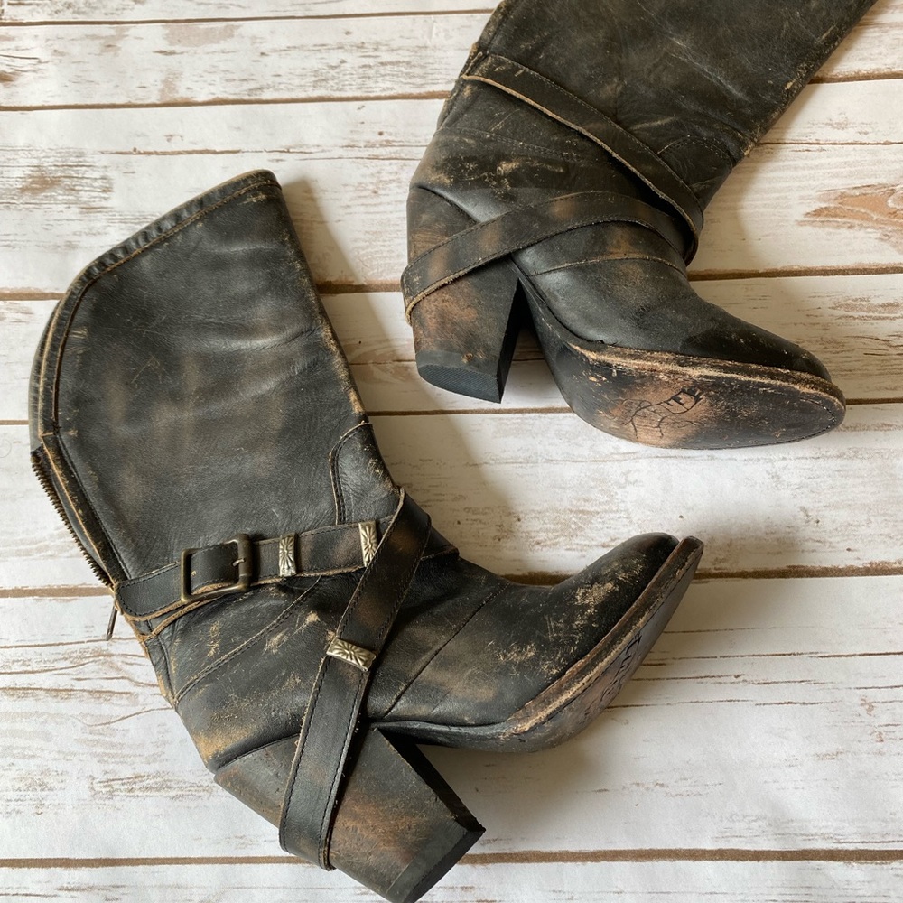 NEW FREEBIRD BY STEVEN, Teagan distressed boot. Size 6.
